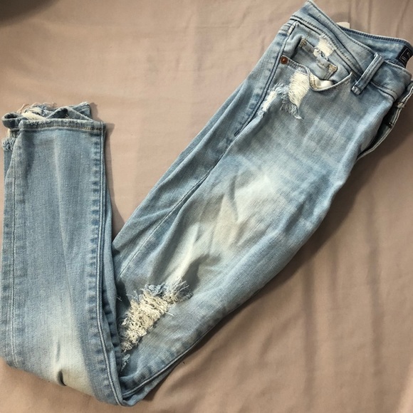 Light wash ripped jeans - Picture 2 of 7